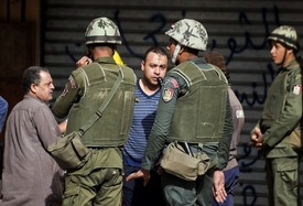 Egyptská vláda dala armádě pravomoc zatýkat civilisty.