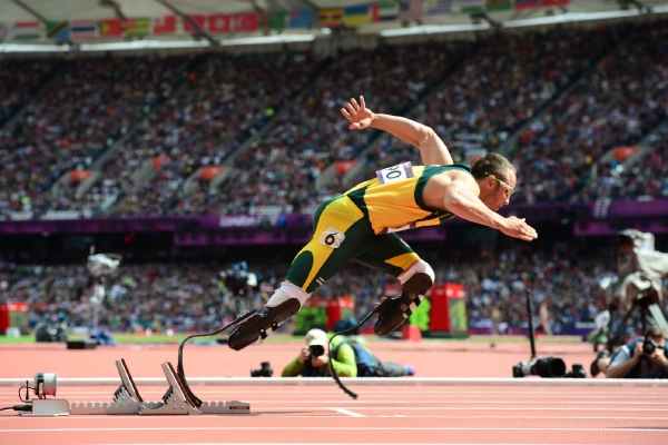 Jihoafrický atlet Oscar Pistorius závodí s pomocí speciálních protéz.