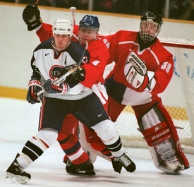 Dominik Hašek (vpravo) i Jaroslav Špaček (uprostřed) letos ukončili kariéru. Dominik Hašek (vpravo) i Jaroslav Špaček (uprostřed) letos ukončili kariéru.