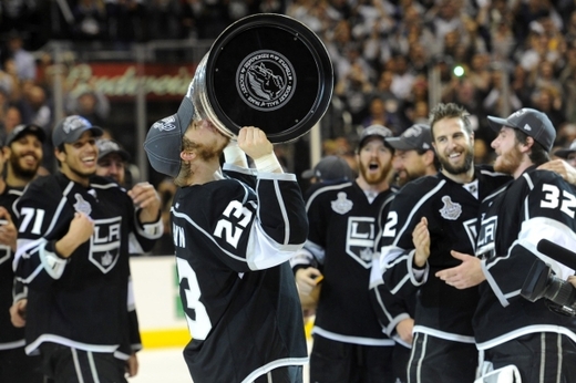 Fanoušci hokejové NHL už více než sto dnů vzpomínají na datum, kdy se měla opět rozjet severoamerická soutěž. Zatím marně. Výluka NHL s velkou pravděpodobností zapříčiní, že se příští rok hokejového šampiona nejslavnější ligy světa nedočkáme. Statut obhájce trofeje tak bude možná nadále držet poslední vítěz ze slunné Kalifornie, tým Los Angeles Kings.