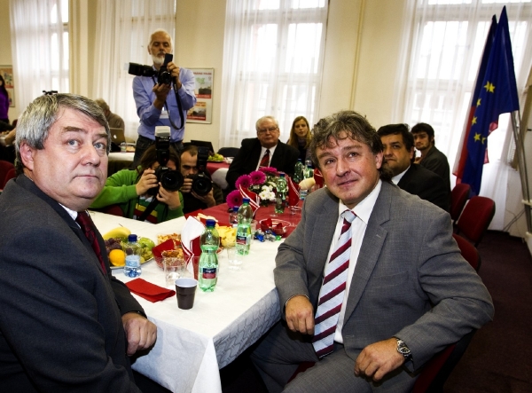 Vojtěch Filip (nalevo), předseda KSČM a Jiří Dolejš (napravo).