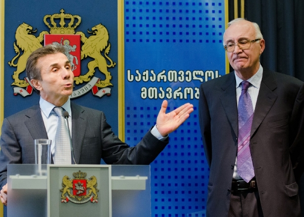 Zvláštního zmocněnce pro vztahy s Moskvou Zuraba Abašidzeho (vpravo) jmenoval gruzínský premiér Bidzina Ivanišvili krátce po svém vítězství v říjnových parlamentních volbách. Zvláštního zmocněnce pro vztahy s Moskvou Zuraba Abašidzeho (vpravo) jmenoval gruzínský premiér Bidzina Ivanišvili krátce po svém vítězství v říjnových parlamentních volbách.