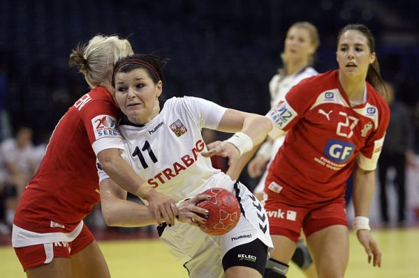 Hana Kutlvašrová se snaží probít přes dánskou obranu.