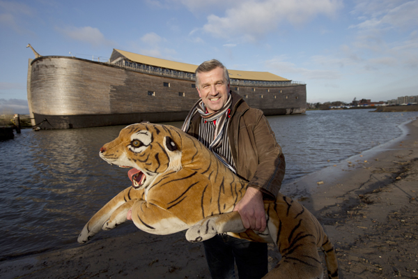 Johan Huibers se svou replikou Noemovy archy. Johan Huibers se svou replikou Noemovy archy.