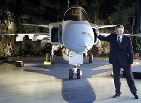 Český ministr obrany Karel Kühnl u letounu Gripen (2005).