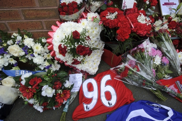 Neštěstí na fotbalovém stadionu Hillsborough, při němž zemřelo 96 fanoušků, se po 23 letech dočká nového vyšetřování. Neštěstí na fotbalovém stadionu Hillsborough, při němž zemřelo 96 fanoušků, se po 23 letech dočká nového vyšetřování.