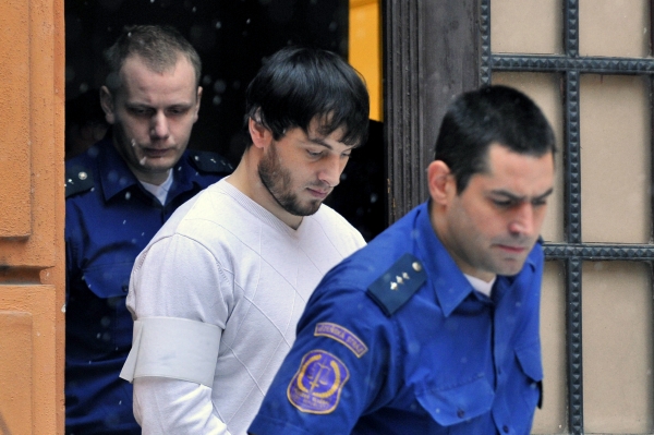 Soud poslal Isu Agajeva (uprostřed) na 18 let do vězení. Soud poslal Isu Agajeva (uprostřed) na 18 let do vězení.
