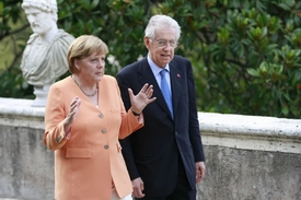 Premiér Mario Monti je podle Berlusconiho příliš fixován na Německu. Na snímku s kancléřkou Angelou Merkelovou. 