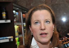Karolína Peake.