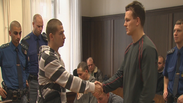 Útočník Robert Sandecký (vpravo) se napadené oběti Radomíru Dočekalovi (vlevo) u soudu omluvil.