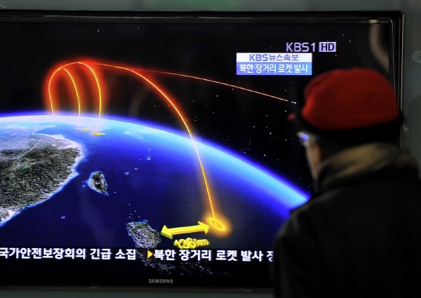 Jihokorejci sledují v televizi grafiku odpálení rakety KLDR.