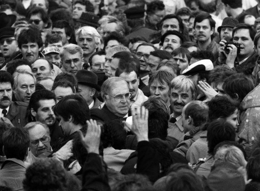 Helmut Kohl roku 1990 v Drážďanech. Tehdy ho ještě většina "dederonů" milovala.  