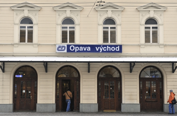 Nejhezčí nádražní budova Opava východ. Při rekonstrukci byl navenek zachován její původní ráz. Nejhezčí nádražní budova Opava východ. Při rekonstrukci byl navenek zachován její původní ráz.
