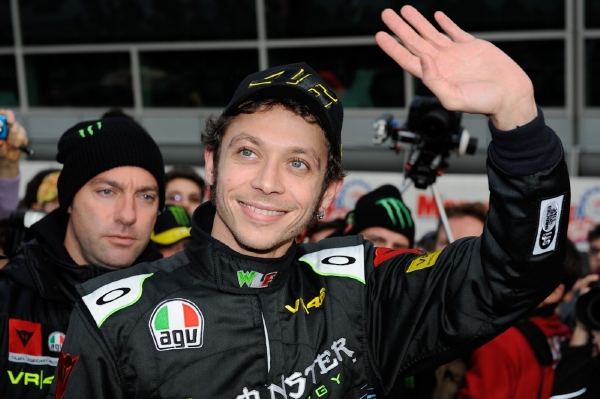 Valentino Rossi se vrací do Yamahy. Valentino Rossi se vrací do Yamahy.
