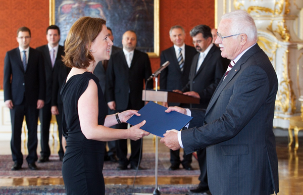 Karolína Peake je novou ministryní obrany.