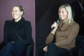 Lucie Hradecká (vlevo) a Andrea Hlaváčková chtějí útočit na první místo v deblovém žebříčku.
