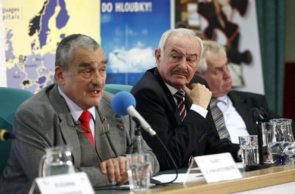 Ministr zahraničí Karel Schwarzenberg (vlevo) a předseda Senátu Přemysl Sobotka.