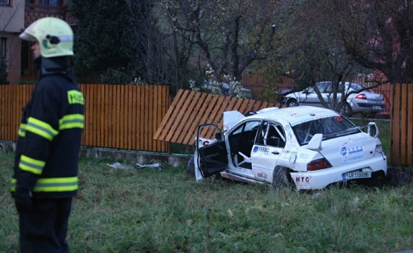 Nehoda v obci Lopeník na Uherskohradišťsku. Nehoda v obci Lopeník na Uherskohradišťsku.