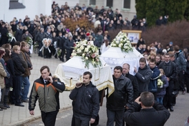 Pohřeb dvou sester které byly usmrceny při nehodě v Lopeníku.