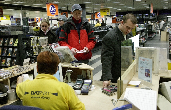 Společnost Datart International patří na českém trhu k předním prodejcům elektroniky a provozuje zde síť 31 prodejen a internetový obchod (ilustrační foto). Společnost Datart International patří na českém trhu k předním prodejcům elektroniky a provozuje zde síť 31 prodejen a internetový obchod (ilustrační foto).