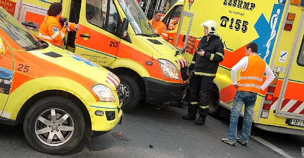 Do sanitního vozu narazilo protijedoucí auto. Jeden pacient zemřel, další tři jsou zraněni (ilustrační foto). Do sanitního vozu narazilo protijedoucí auto. Jeden pacient zemřel, další tři jsou zraněni (ilustrační foto).