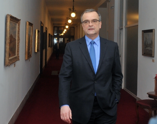 Ministr financí Miroslav Kalousek si vyžádal dva dny na zpracování věrohodné zprávy o platech vysokých úředníků.