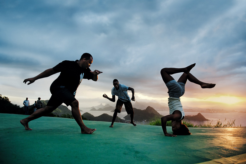 Tvůrce kalendáře, Steve McCurry, jeden ze světově nejuznávanějších fotografů, zachycuje v kalendáři současnou společenskou a ekonomickou transformaci Brazílie. Tvůrce kalendáře, Steve McCurry, jeden ze světově nejuznávanějších fotografů, zachycuje v kalendáři současnou společenskou a ekonomickou transformaci Brazílie.