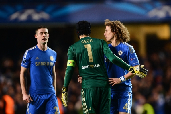 Gólman Petr Čech se spoluhráči z Chelsea.