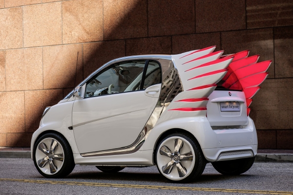 Městský elektromobil s křídly, to tu ještě nebylo.
