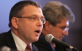 Lubomír Zaorálek (ČSSD) pracuje téměř každý víkend. Na plat si ale stěžovat nehodlá.