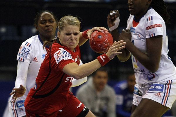 Helena Hrbáková střílí na branku.