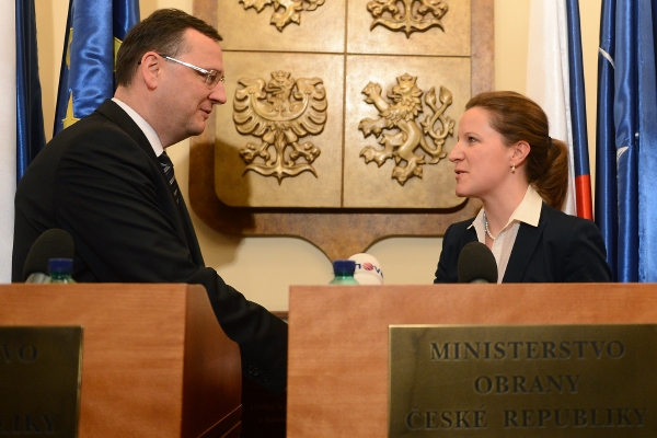 Na tiskové konferenci z 12. prosince Nečas i Peake tvrdili, že se personální zemětřesení na ministerstvu obrany nechystají. Na tiskové konferenci z 12. prosince Nečas i Peake tvrdili, že se personální zemětřesení na ministerstvu obrany nechystají.