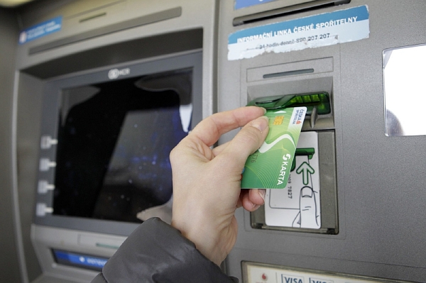 Opozicí silně kritizované karty používá přes 160 tisíc lidí, stát jejich prostřednictvím poslal už přes miliardu korun. Opozicí silně kritizované karty používá přes 160 tisíc lidí, stát jejich prostřednictvím poslal už přes miliardu korun.