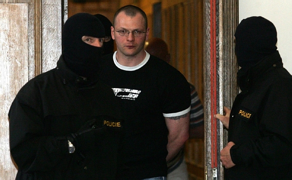 Půta byl zadržen v Irsku v roce 2006 na základě eurozatykače. Půta byl zadržen v Irsku v roce 2006 na základě eurozatykače.