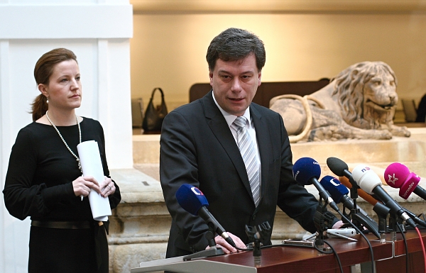 Ministryně obrany Karolína Peake a ministr spravedlnosti Pavel Blažek.