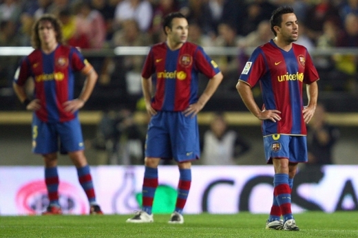 Carles Puyol, Andrés Iniesta a Xavi Hernandéz (zleva), tři mušketýři z katalánské Barcelony.