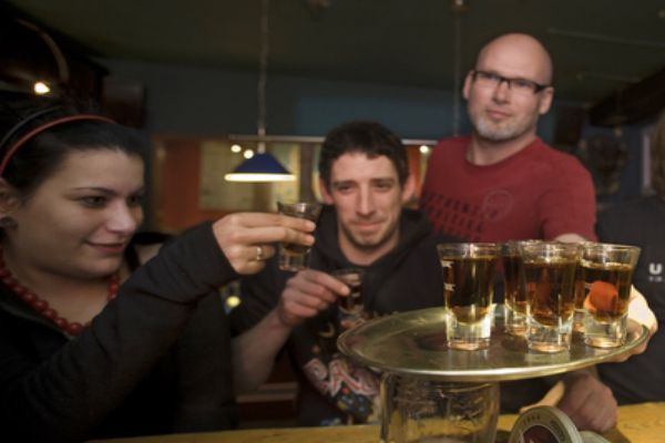 Tvrdý alkohol. Tvrdý alkohol.