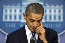 "Naše srdce jsou dnes zlomena," řekl Obama, který si během krátkého vystoupení utíral slzy.