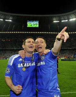 Lampard (vlevo) s Johnem Terrym slaví triumf v Lize mistrů.