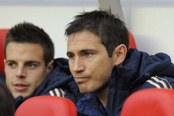 Zamyšlený Frank Lampard v duelu se Sunderlandem pouze na lavičce.