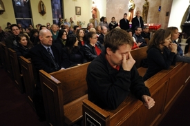 Pozůstalí se shromáždili v newtownském kostele.