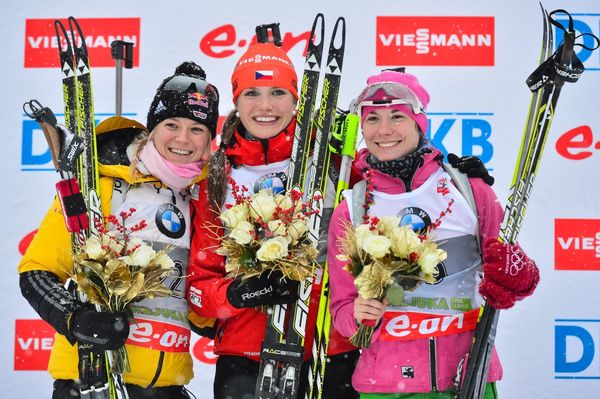 Gabriela Soukalová (uprostřed) jako vítězka závodu Světového poháru.