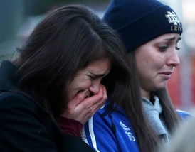 Pietního aktu u školy Sandy Hook se zúčastnilo mnoho lidí z okolí. Emoce nikdo neskrýval.