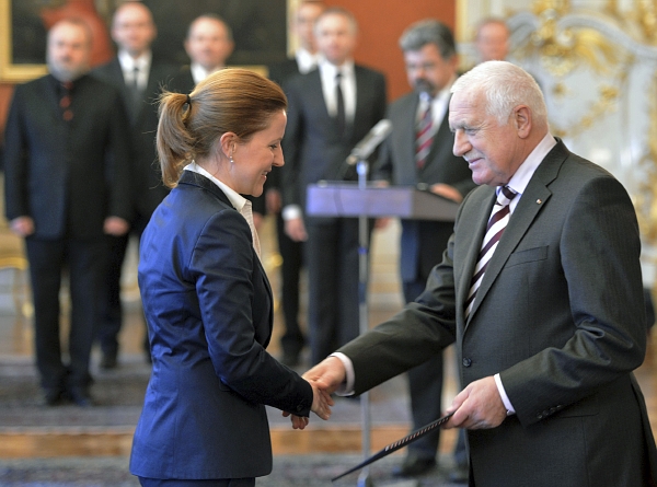 Václav Klaus jmenuje Karolínu Peake ministryní obrany.
