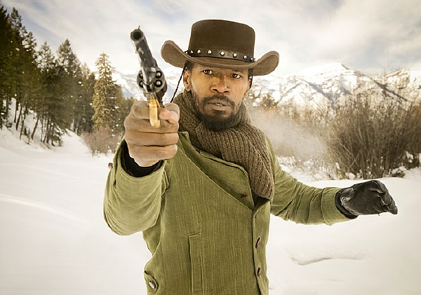 Herec Jamie Foxx si myslí, že filmoví tvůrci a herci se nemohou zříkat zodpovědnosti za filmy ukazující násilí. Herec Jamie Foxx si myslí, že filmoví tvůrci a herci se nemohou zříkat zodpovědnosti za filmy ukazující násilí.