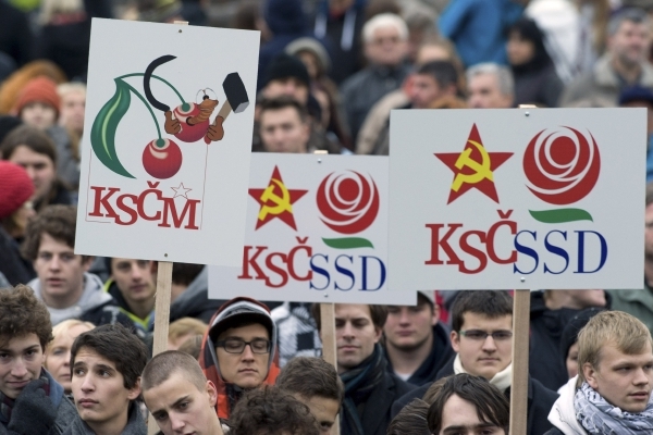 Studenti uspořádali v listopadu v Českých Budějovicích proti koalici ČSSD a KSČM demonstraci.