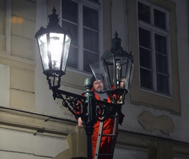 Do horního úseku Nerudovy ulice v centru Prahy se vrátily plynové lampy.