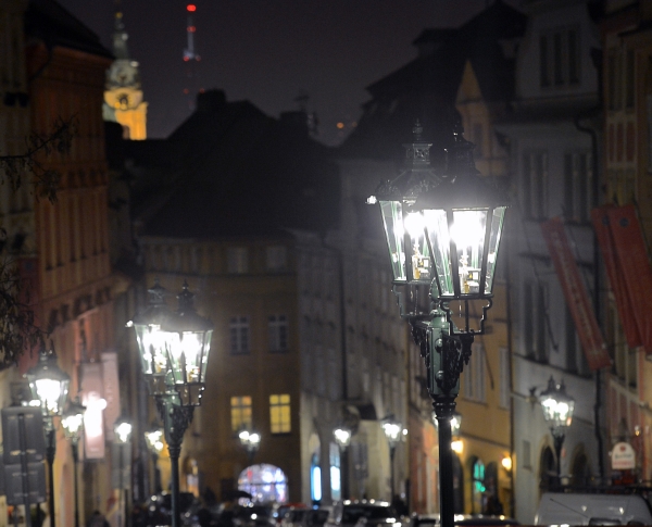 Plynovými lampami je osvětlena celá Královská cesta. Plynovými lampami je osvětlena celá Královská cesta.