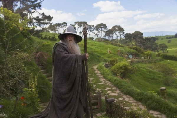 Ian McKellen ztvárnil čaroděje Gandalfa Šedého, stejně jako před deseti lety v trilogii Pán Prstenů.