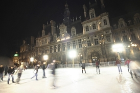 Bruslení k předvánoční Paříži patří. Ilustrační foto z náměstí Hotel de Ville (City Hall).